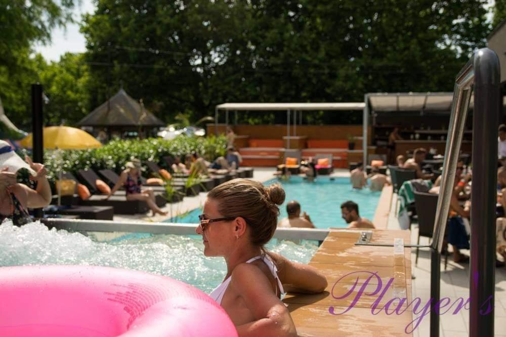 Player'S Pool&Rooms Вонярквашеги Екстериор снимка
