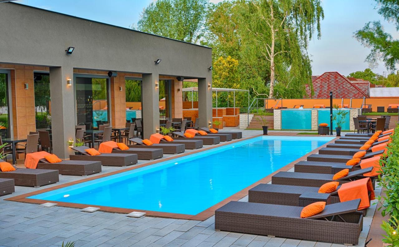 Player'S Pool&Rooms Вонярквашеги Екстериор снимка