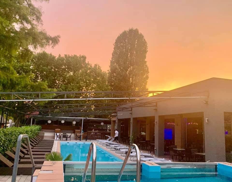 Player'S Pool&Rooms Вонярквашеги Екстериор снимка