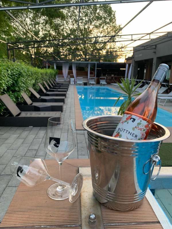 Player'S Pool&Rooms Вонярквашеги Екстериор снимка