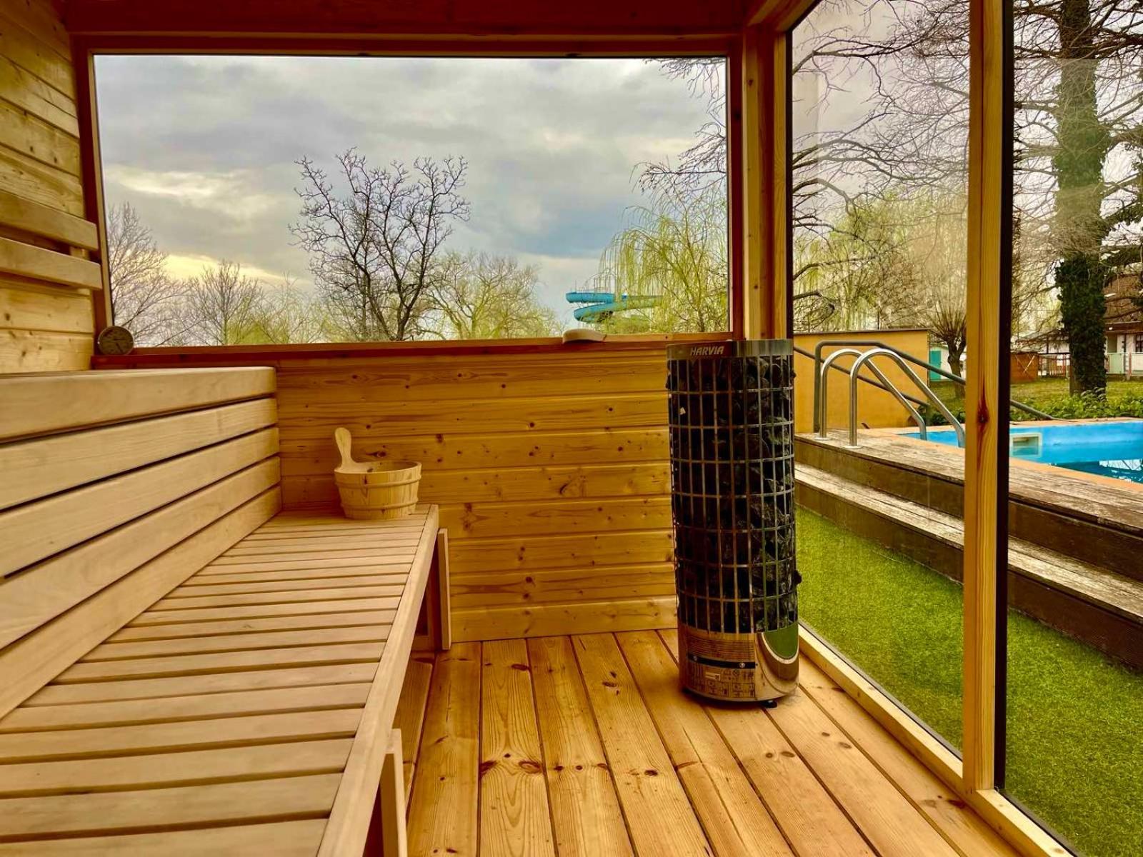 Player'S Pool&Rooms Вонярквашеги Екстериор снимка